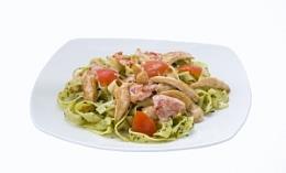 Паста с курицей и помидорами Черри с соусом "Песто"